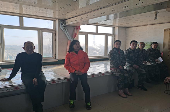 2走访贫困户.jpg